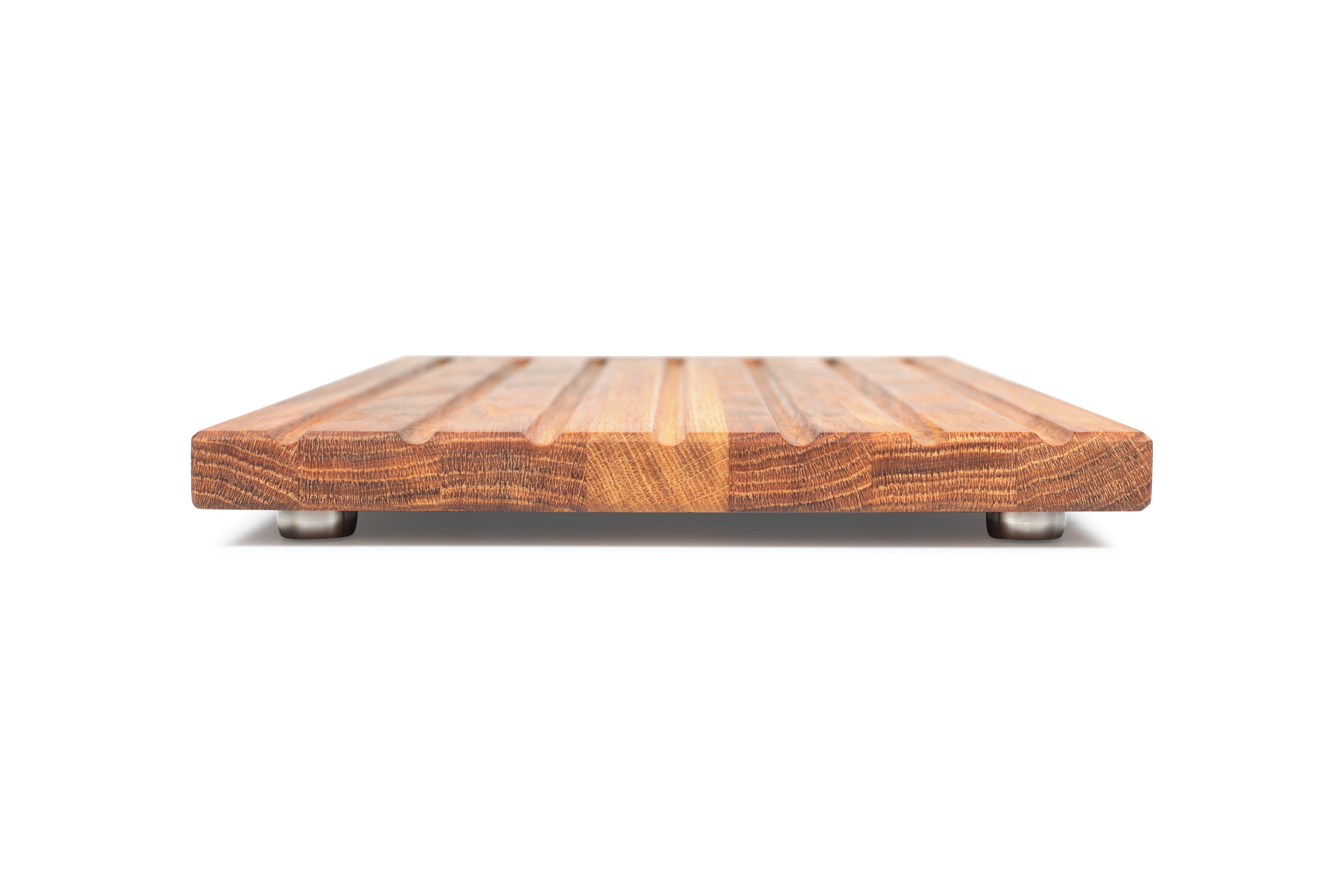 Brotschneidebrett XXL aus Eichenholz in Größe 50x30x2,5 cm mit rutschfesten Edelstahlfüßen - ruhrholz